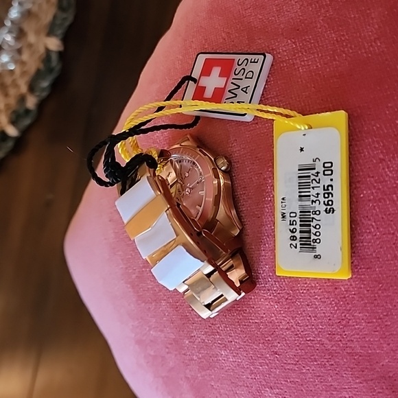 Women's Invicta rosetone bracelet watch - Picture 3 of 4